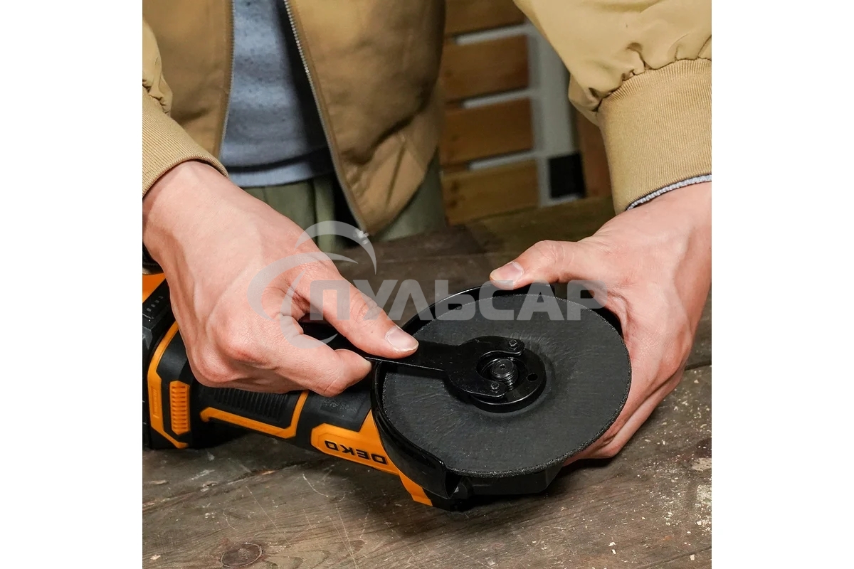 Углошлифовальная машина Deko DKAG20-125 8500об/мин рез.шпин.:M15 d=126мм