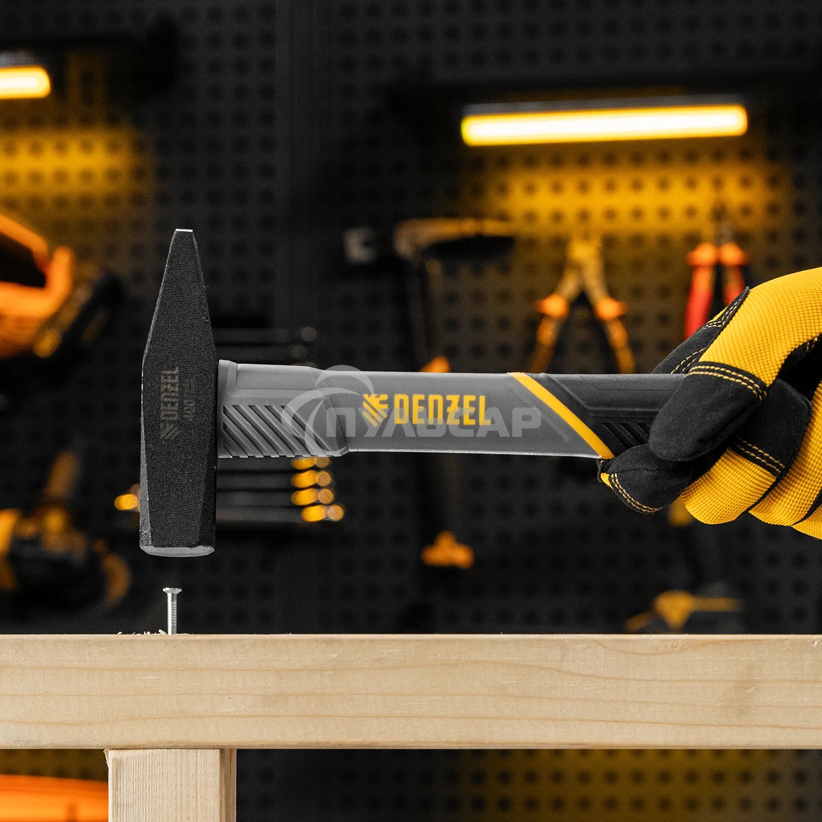 Молоток слесарный Denzel 400 г, кованый, фибергласовая рукоятка c TPR покрытием