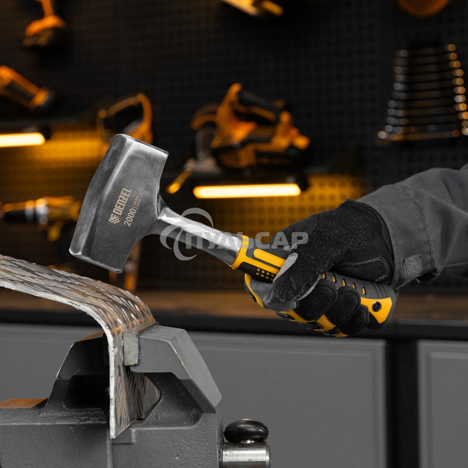 Кувалда Denzel 2 кг, цельнометаллическая, двухкомпонентная рукоятка