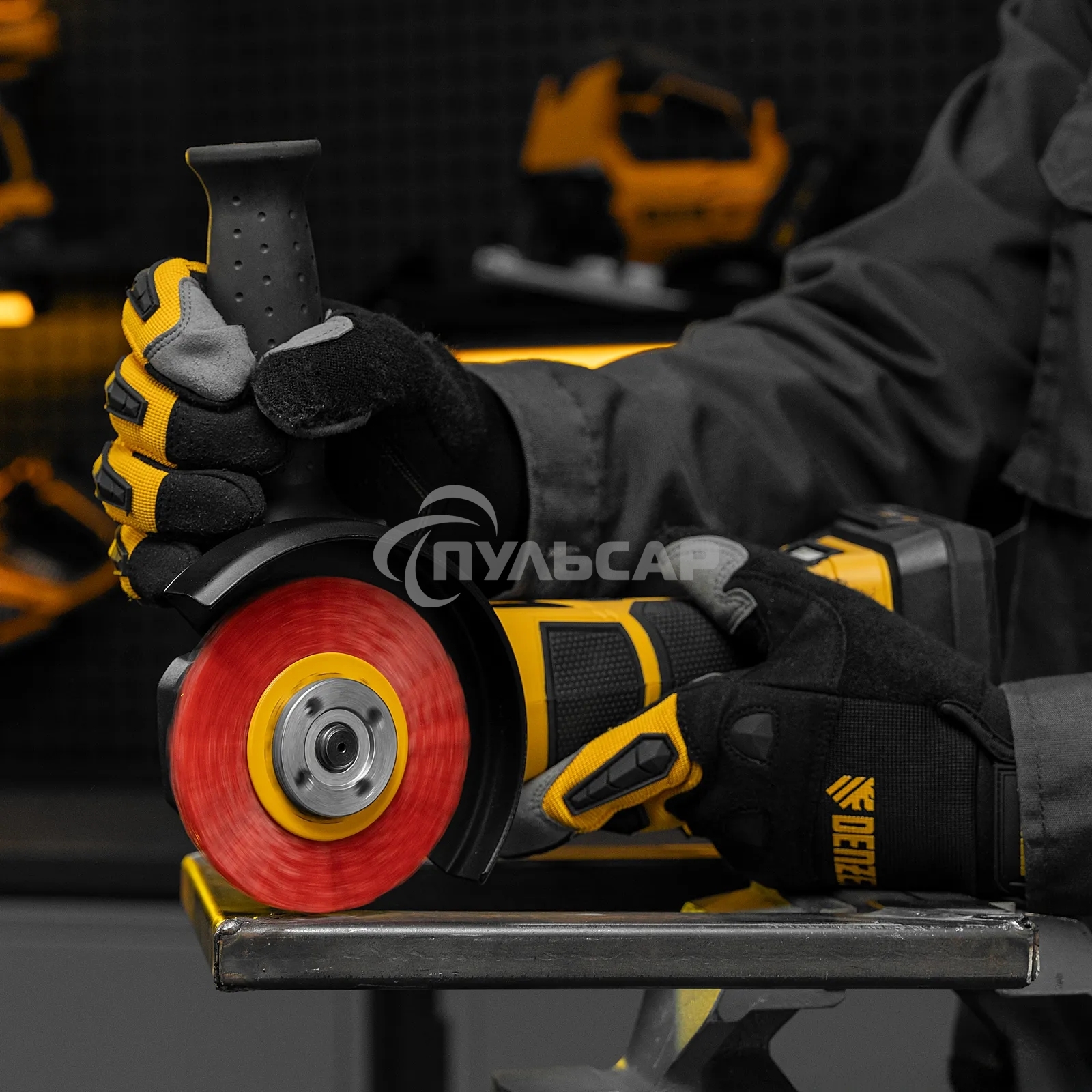 Щетка для УШМ Denzel 100 мм, плоская, нейлоновая щетина, посадка 22,2 мм