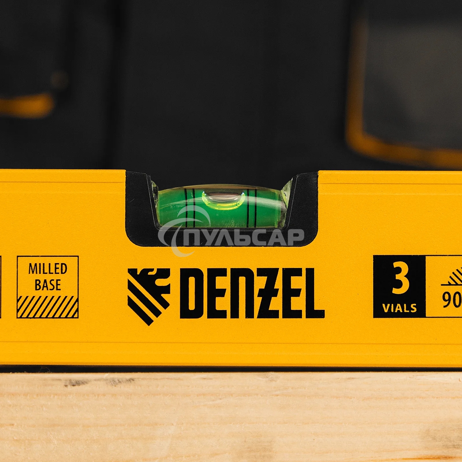 Уровень алюминиевый Denzel 33692 магнит., фрезерованный, 3 глазка (1 зеркал.), 0,5 мм/м, 800 мм