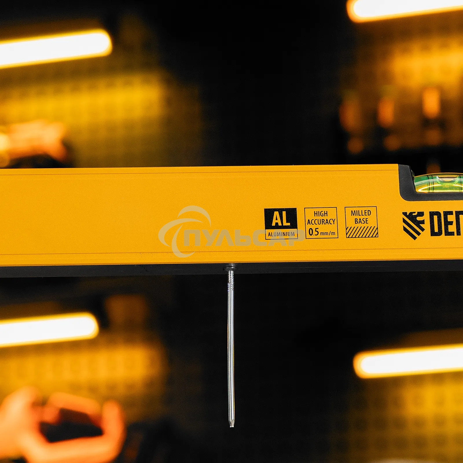 Уровень алюминиевый Denzel 33692 магнит., фрезерованный, 3 глазка (1 зеркал.), 0,5 мм/м, 800 мм