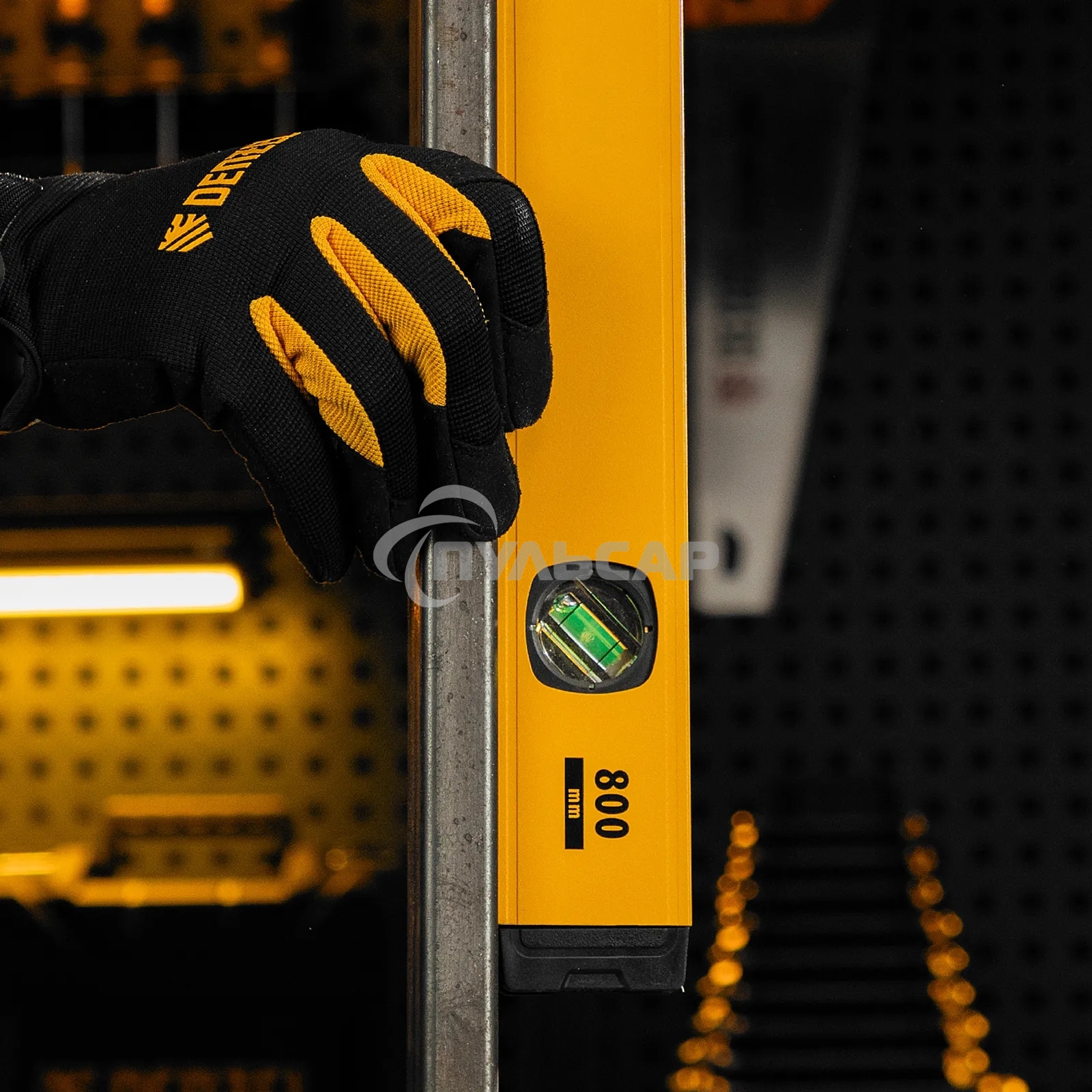 Уровень алюминиевый Denzel 33692 магнит., фрезерованный, 3 глазка (1 зеркал.), 0,5 мм/м, 800 мм