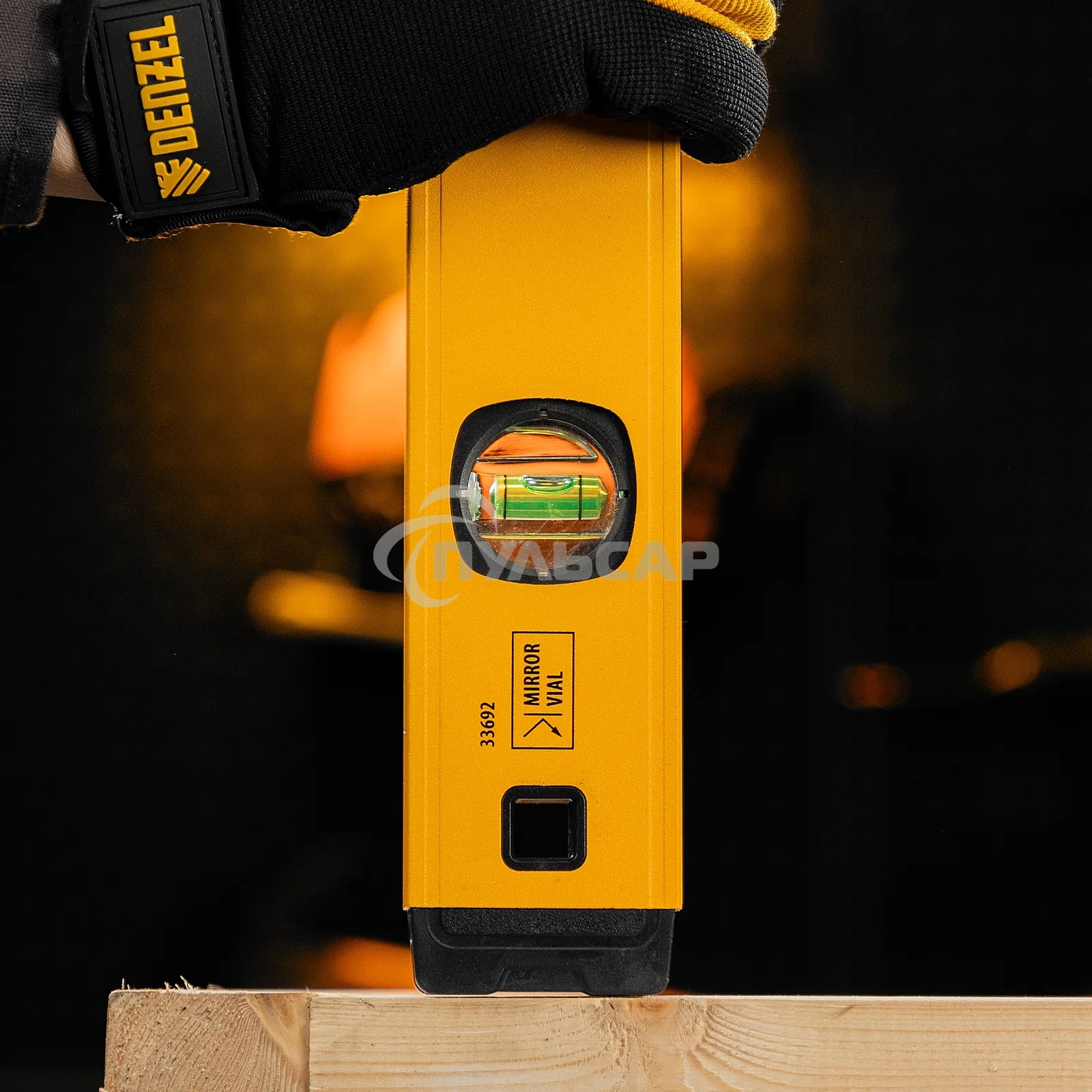 Уровень алюминиевый Denzel 33692 магнит., фрезерованный, 3 глазка (1 зеркал.), 0,5 мм/м, 800 мм