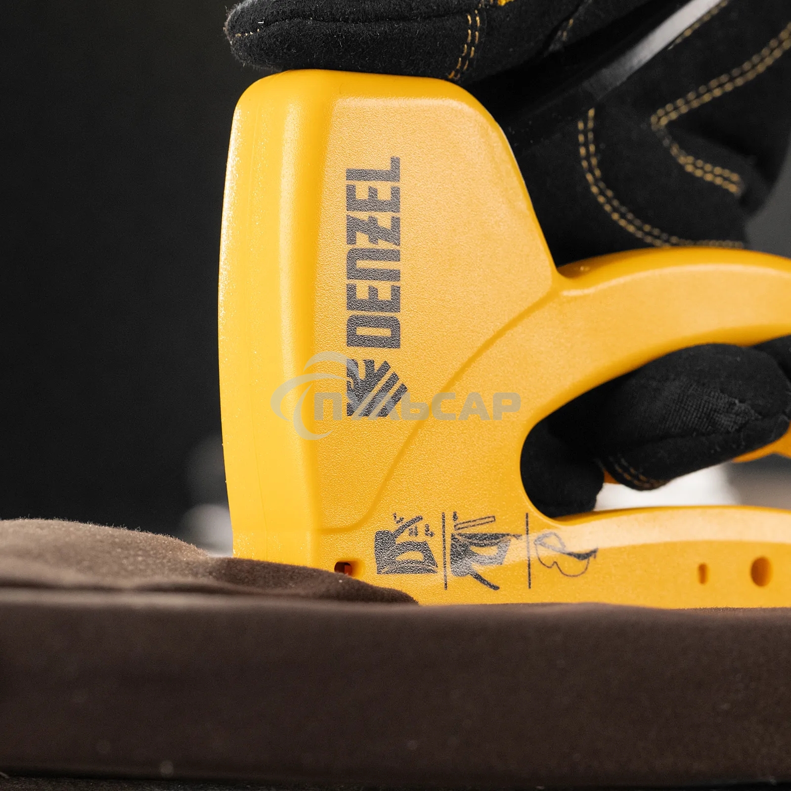 Степлер пластиковый Denzel скобы в комплекте, тип 53, 6-10 мм