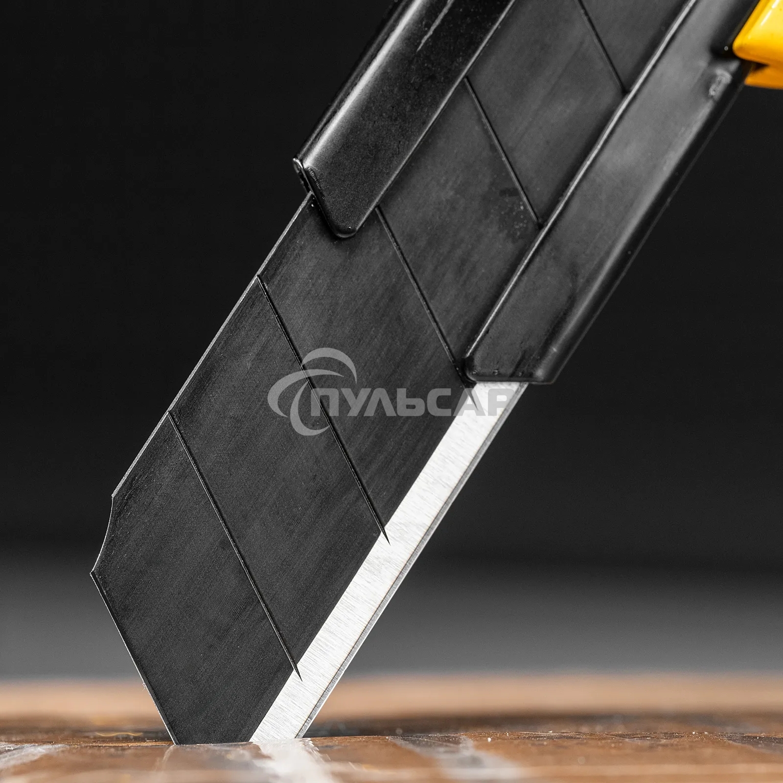 Нож Denzel 18 мм, сменное лезвие, SK4, корпус из цинкового сплава + TPR, торцевой зажим