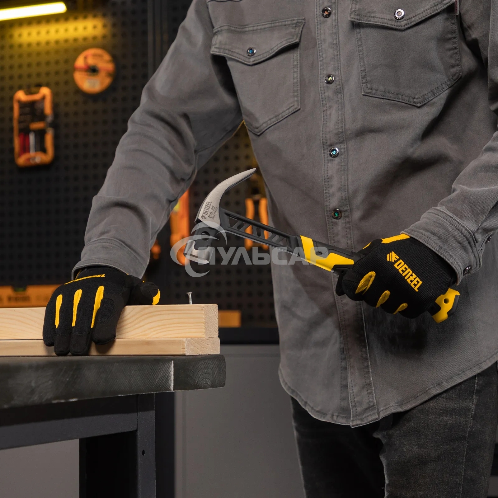 Молоток-гвоздодер Denzel 450 г, цельнокованый, боек с магнитом, двухкомп. обрезин. рук-ка