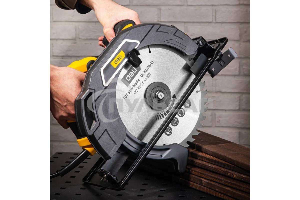 Циркулярная пила Deli DL-YJ235-E1 (2200Вт, 4200об/мин, диаметр диска 235мм)