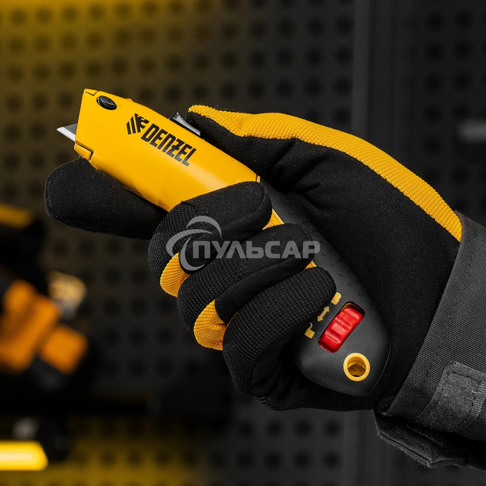 Нож строительный Denzel 19 мм, сменное трапециевидное лезвие, SK4, алюминиевый корпус, торцевой зажим