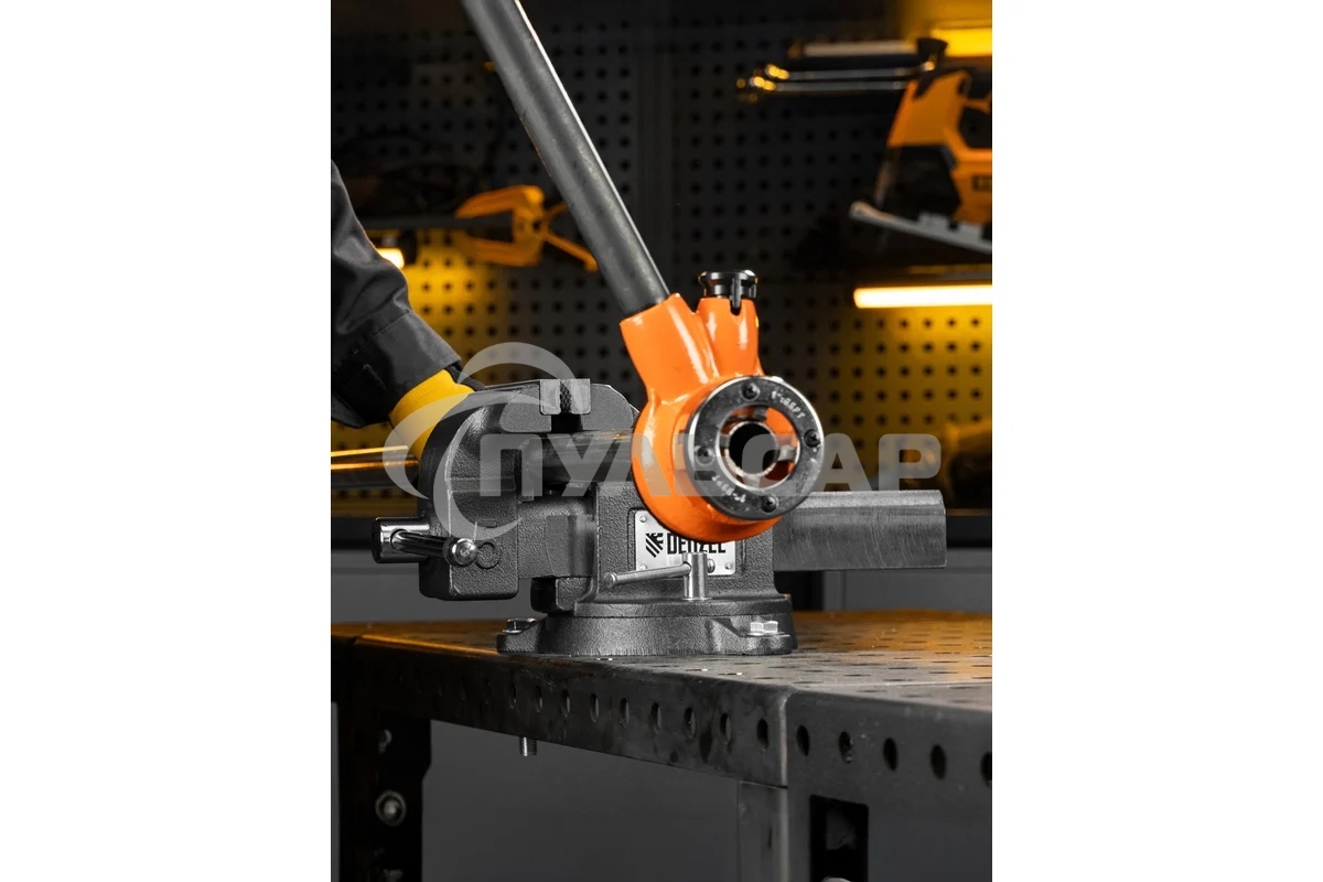 Тиски слесарные Denzel BVH-125, 125 мм, поворотные, стальная направляющая, с наковальней