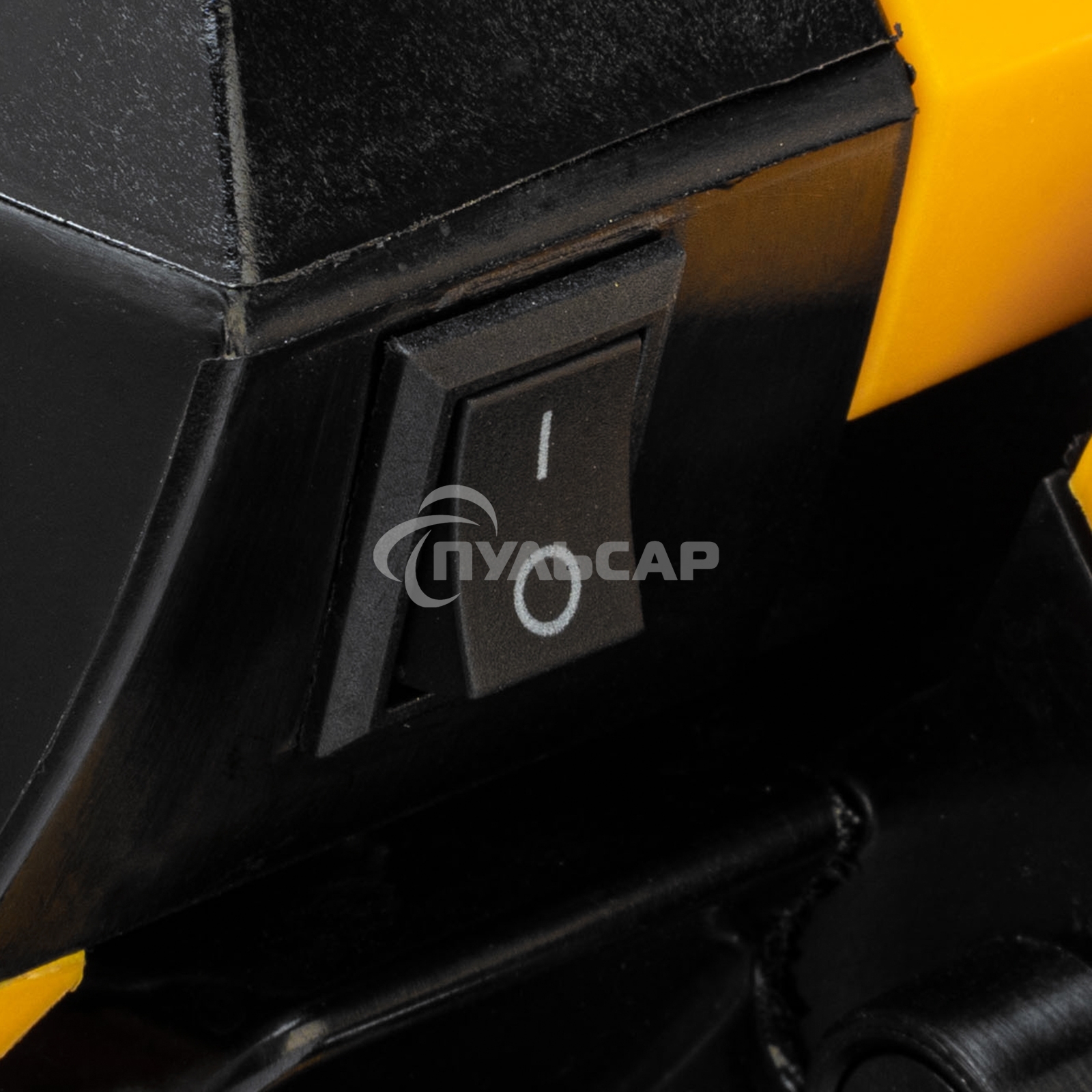 Пила цепная бензиновая DGS-4516, шина 40 см, 45см3, 3,0 л.с., шаг 3/8, паз 1,3 мм, 57 зв Denzel