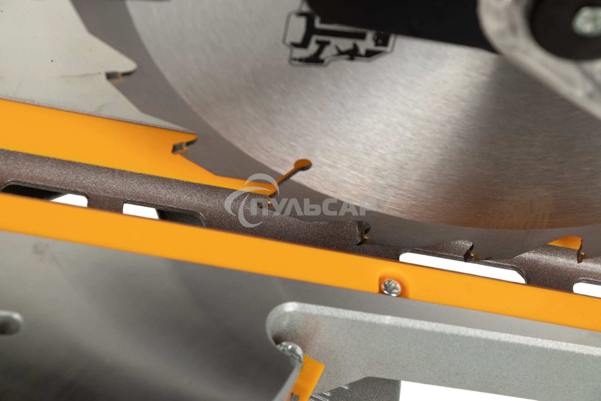 Торцовочная пила Deko DKMS2200-255 Laser 2200Вт 4500об/мин d=255мм