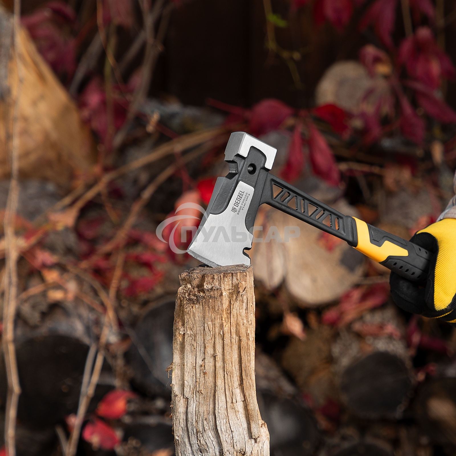 Топор цельнокованый Denzel 600 г, двухкомпонентная обрезиненная рукоятка