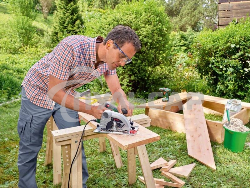 Пилы, Станки Bosch PKS 40 06033C5000 Ручная дисковая пила 850 Вт, глубина пропила под углом 90°: 0-40 мм, глубина пропила под углом 45°: 0-26 мм. Направляющая пластина 120 х 260 мм, масса 2,