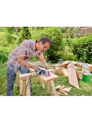 Пилы, Станки Bosch PKS 40 06033C5000 Ручная дисковая пила 850 Вт, глубина пропила под углом 90°: 0-40 мм, глубина пропила под углом 45°: 0-26 мм. Направляющая пластина 120 х 260 мм, масса 2,