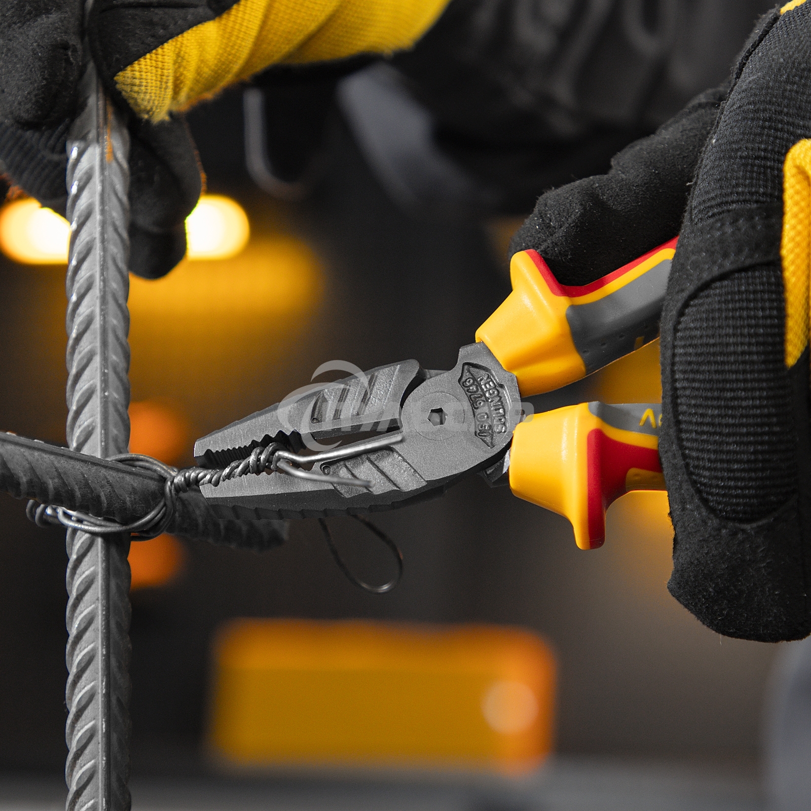 Плоскогубцы комбинированные, диэлектрические трехкомпонентные рукоятки до 1000 В, 165 мм Denzel