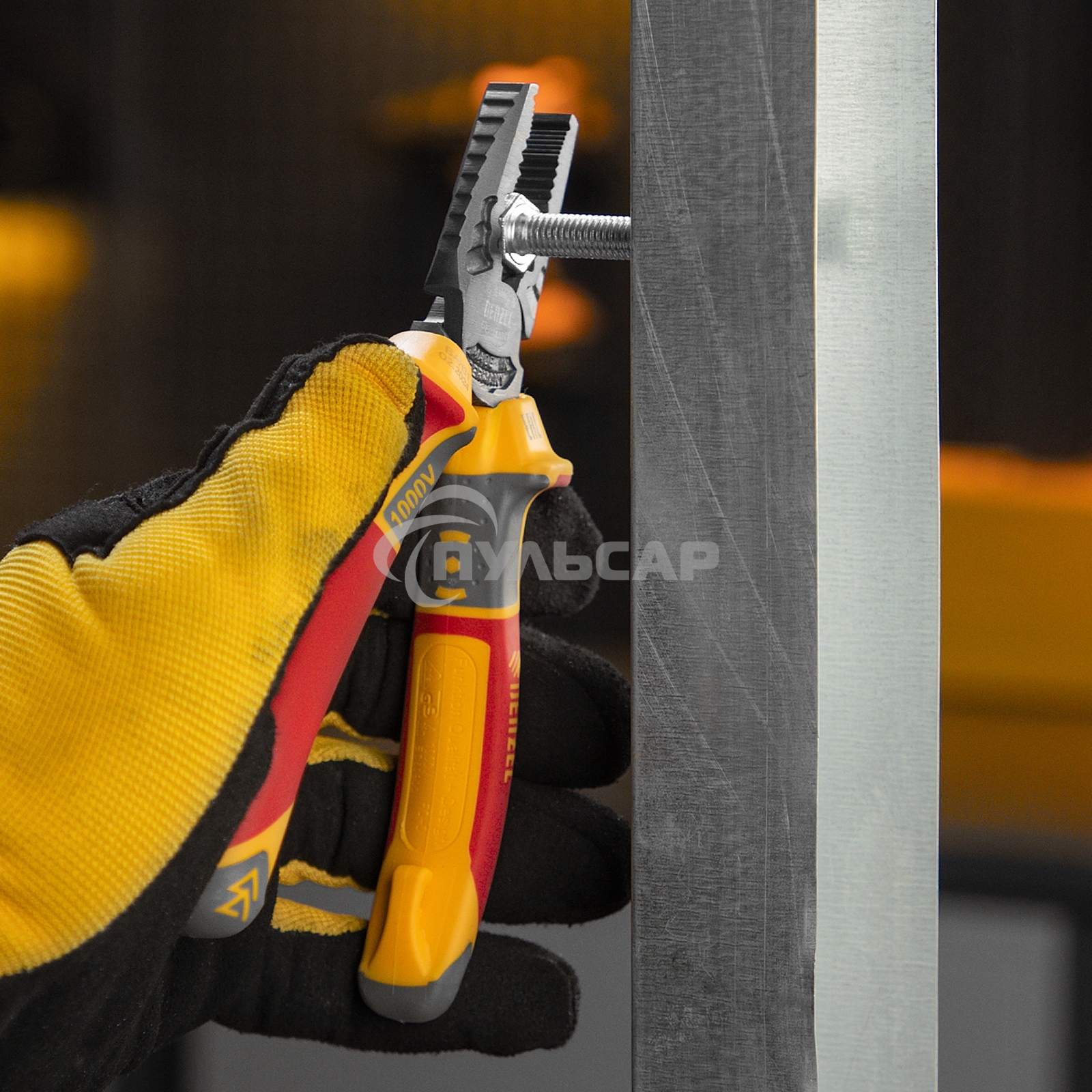 Плоскогубцы комбинированные, диэлектрические трехкомпонентные рукоятки до 1000 В, 165 мм Denzel