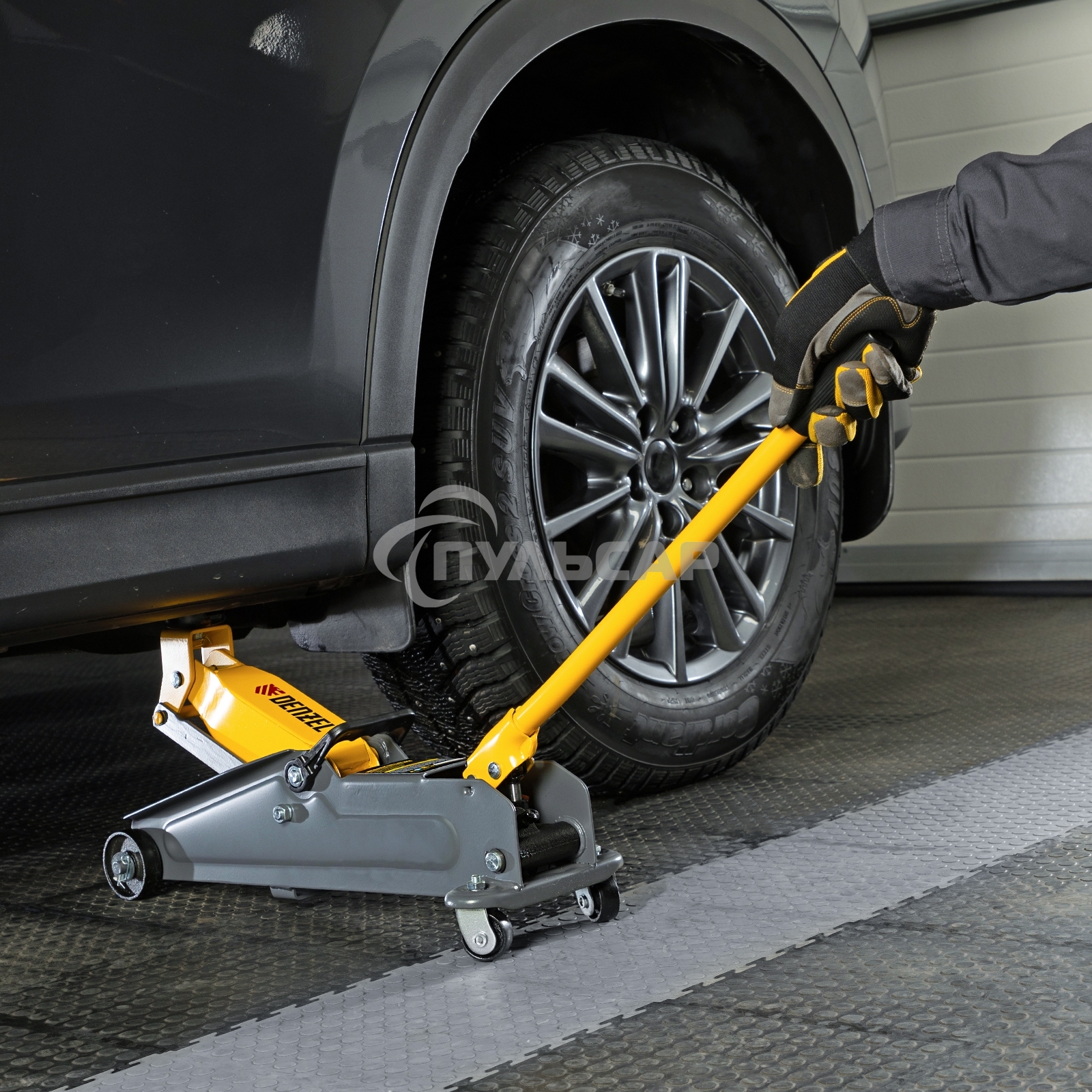 Домкрат гидравлический подкатной Denzel 2т, 135-385 мм, в пласт. кейсе 51231