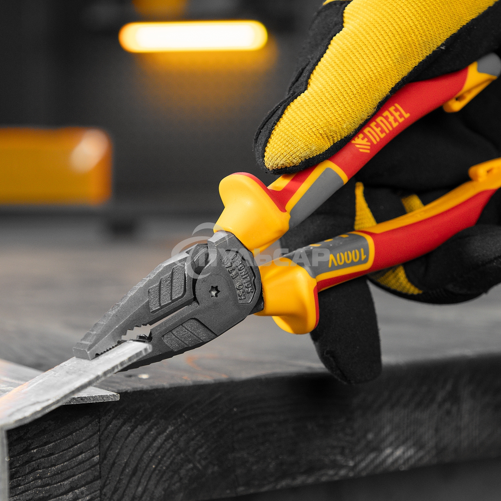 Плоскогубцы комбинированные, диэлектрические трехкомпонентные рукоятки до 1000 В, 180 мм Denzel