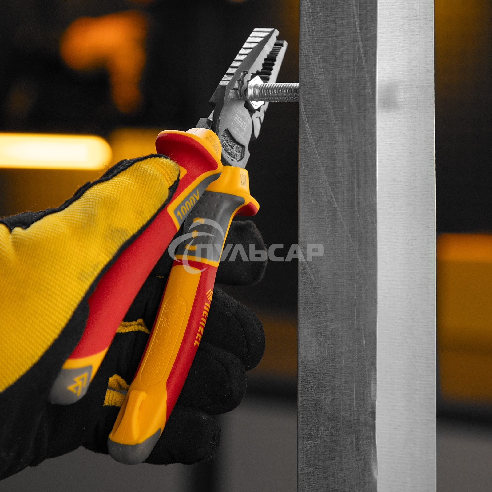 Плоскогубцы комбинированные, диэлектрические трехкомпонентные рукоятки до 1000 В, 180 мм Denzel