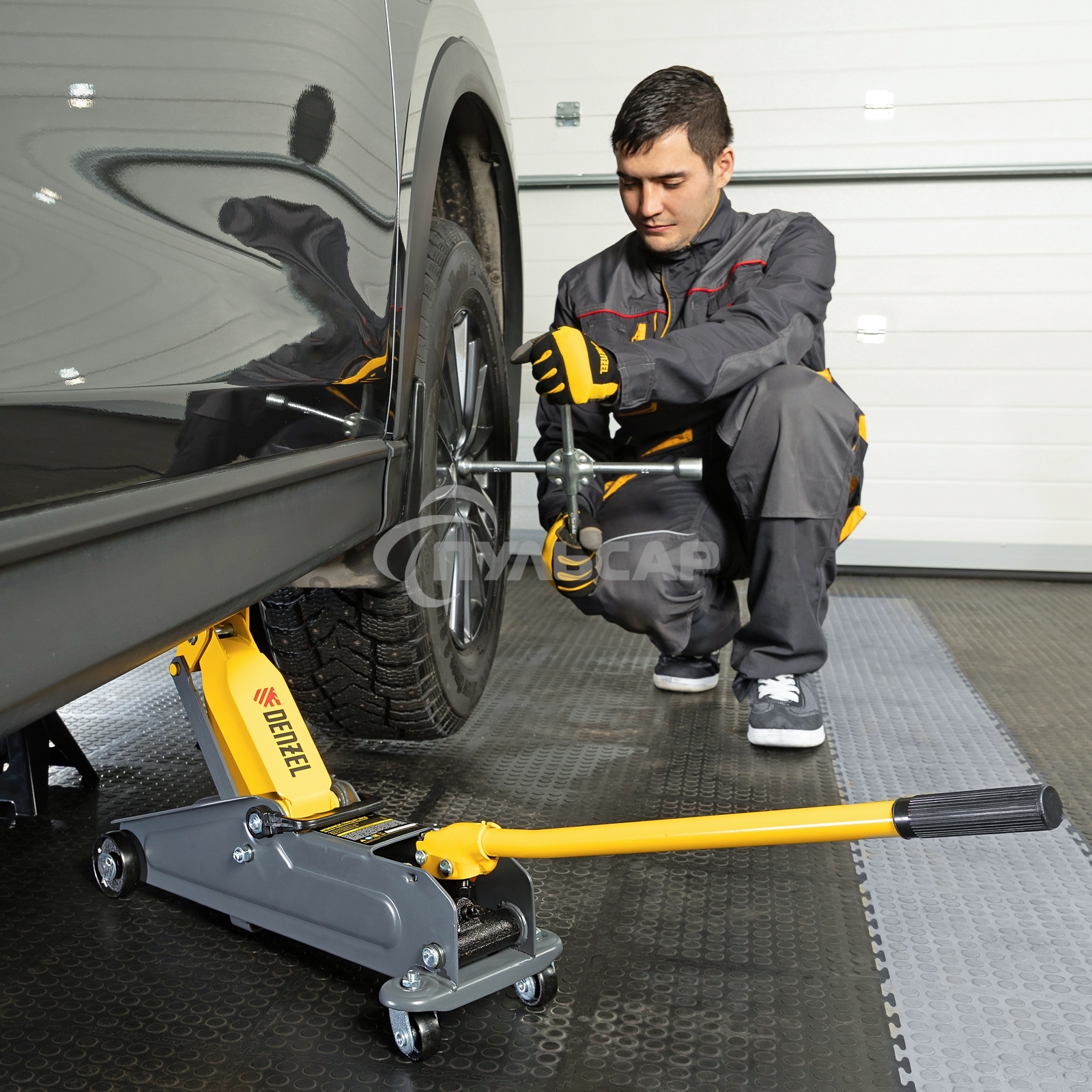 Домкрат гидравлический подкатной Denzel 2т, 135-385 мм, в пласт. кейсе 51231