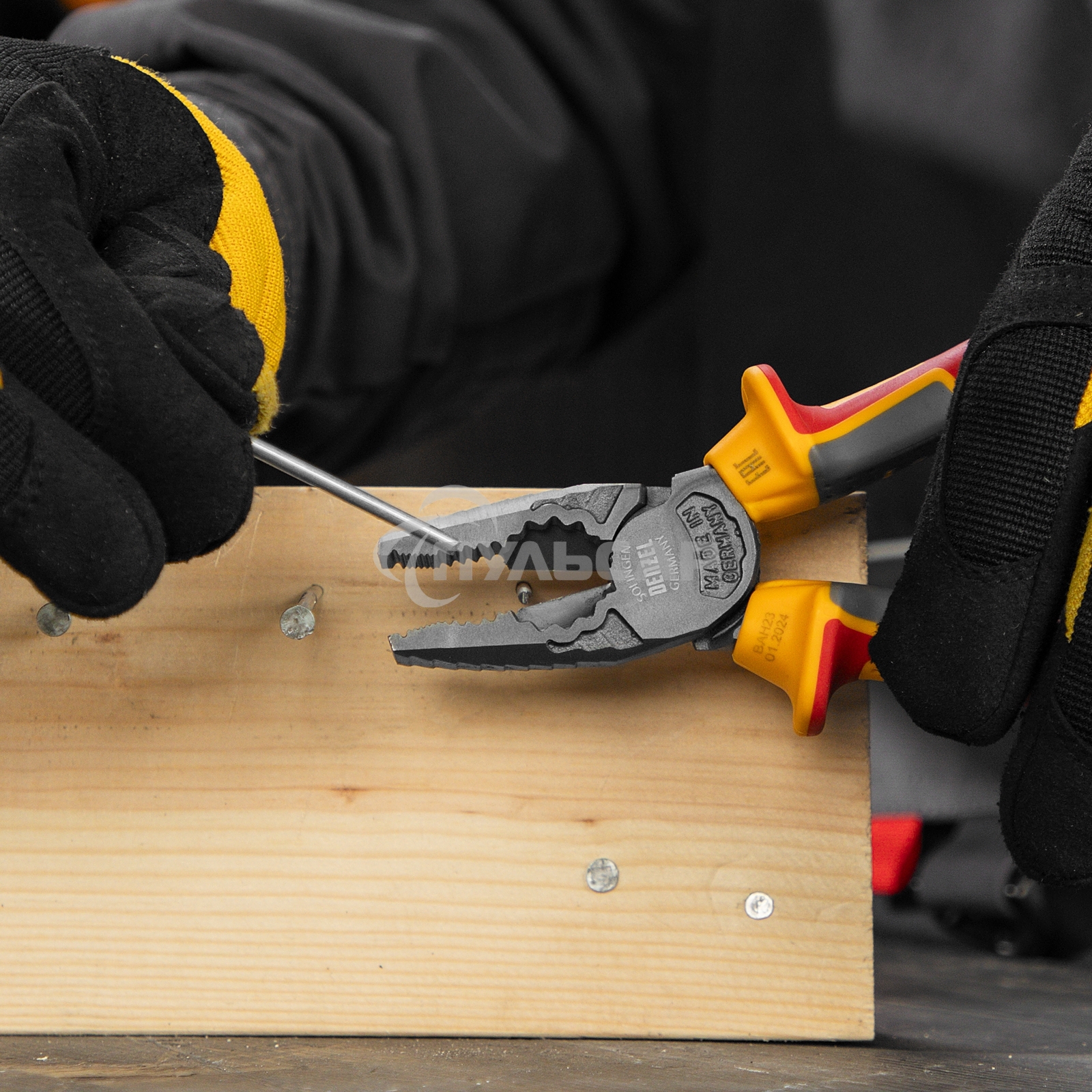 Плоскогубцы комбинированные, диэлектрические трехкомпонентные рукоятки до 1000 В, 180 мм Denzel