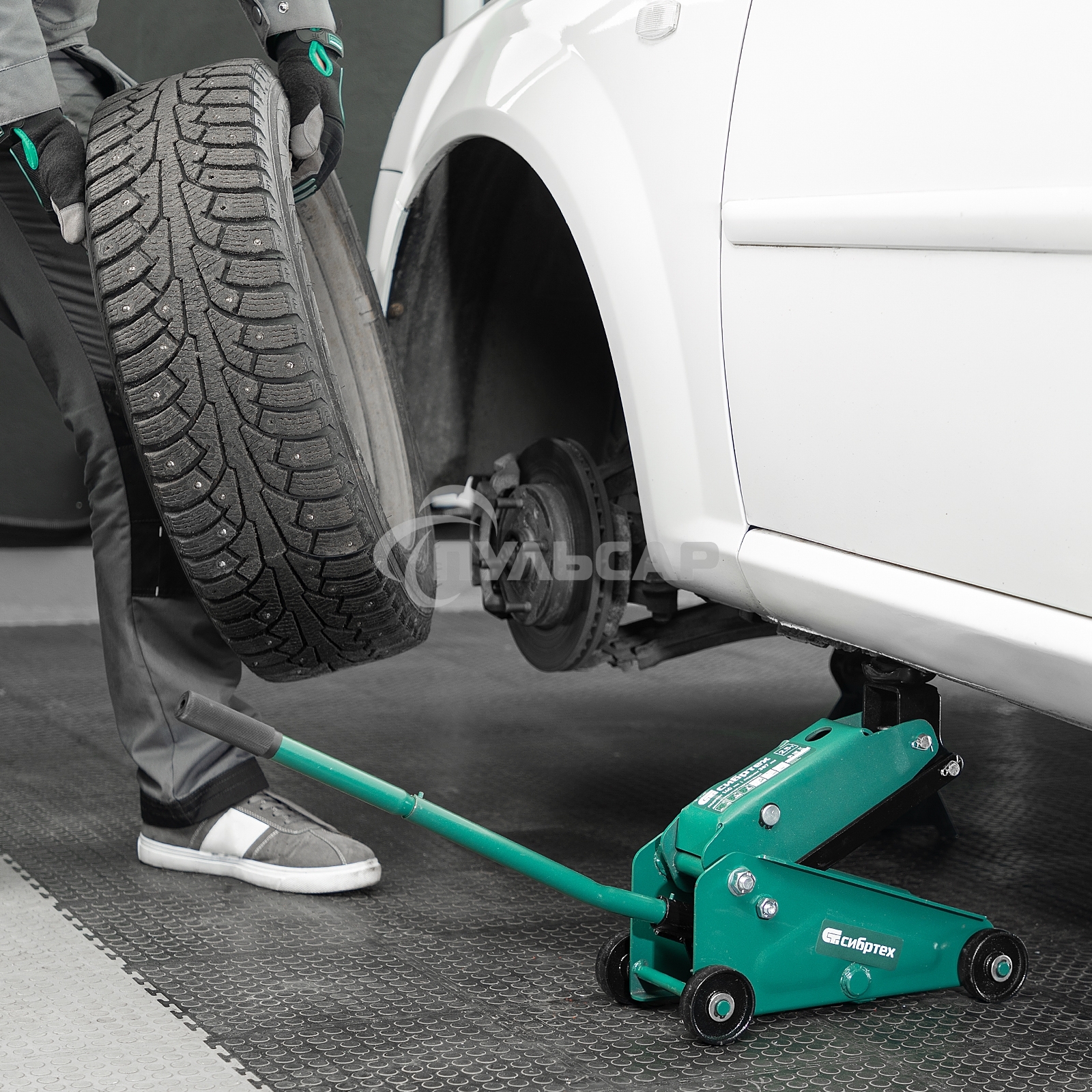 Домкрат гидравлический подкатной Сибртех 2,5 т, 148-387мм