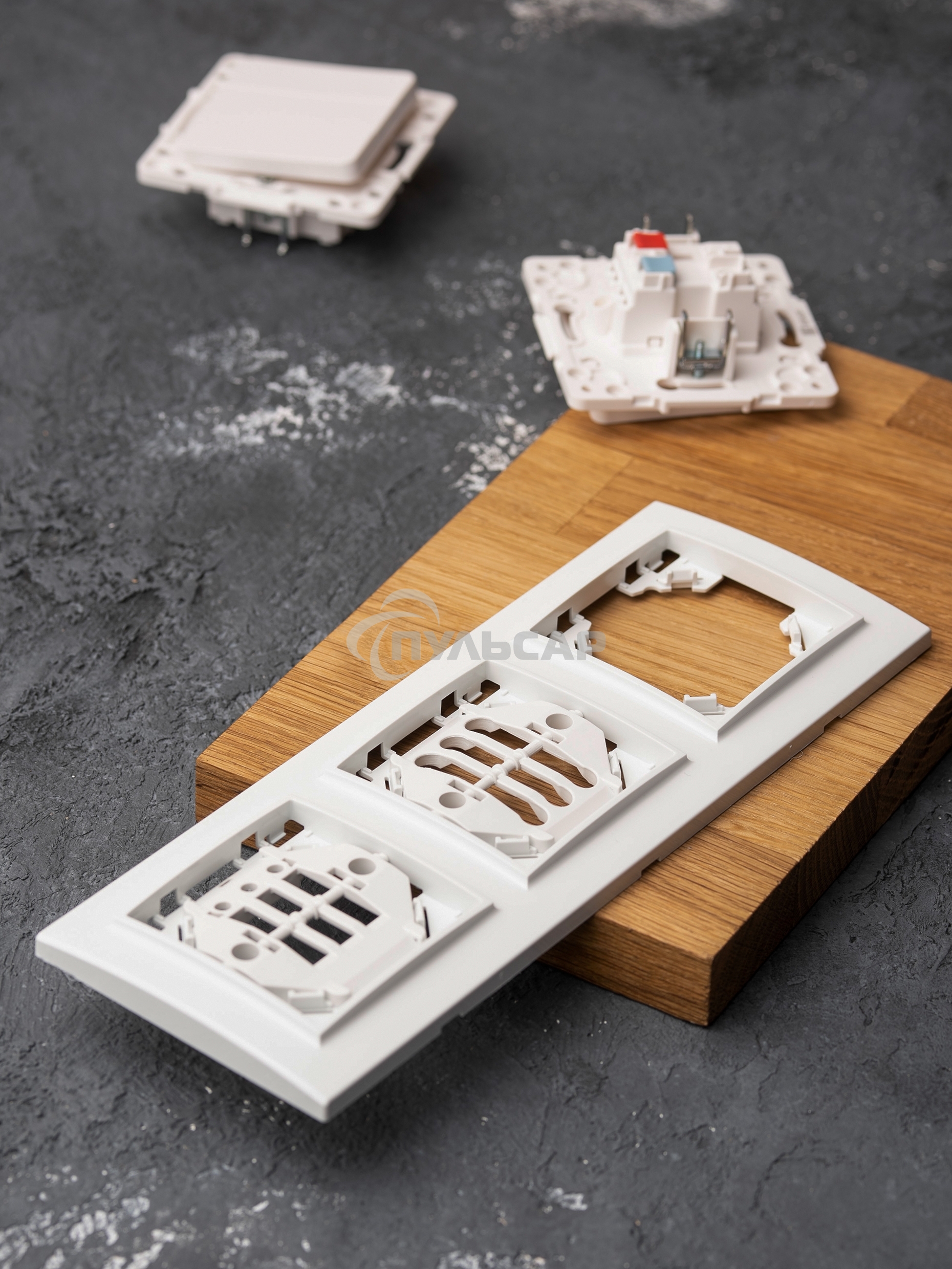 Рамка 3-местная Минск горизонтальная белая EKF Basic