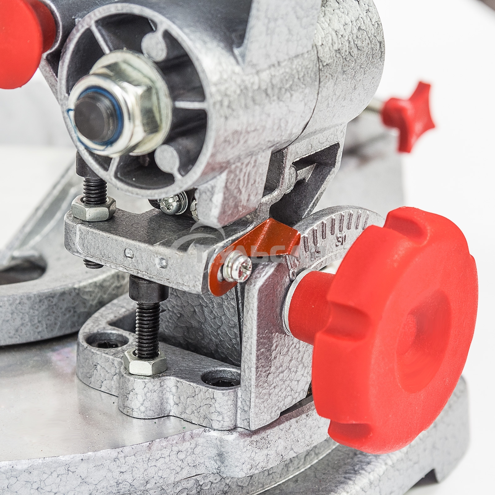 Пила торцевая Ставр ПТ-210/1400М (1шт) 1400 Вт, 5000 об/мин, диаметр диск 210 мм, посадочный диаметр диска 25,4 мм, максимальный пропил 55*120мм, угол распила 45 град в обе стороны, алюминиевый стол