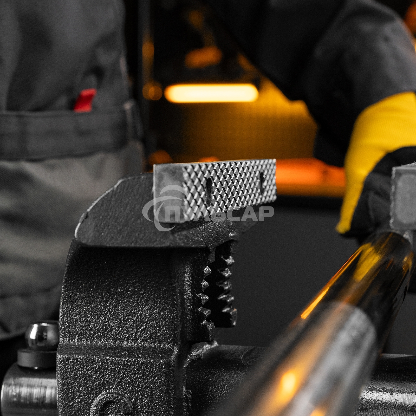 Тиски слесарные Denzel BVH-150 150 мм, поворотные, стальная направляющая, с наковальней