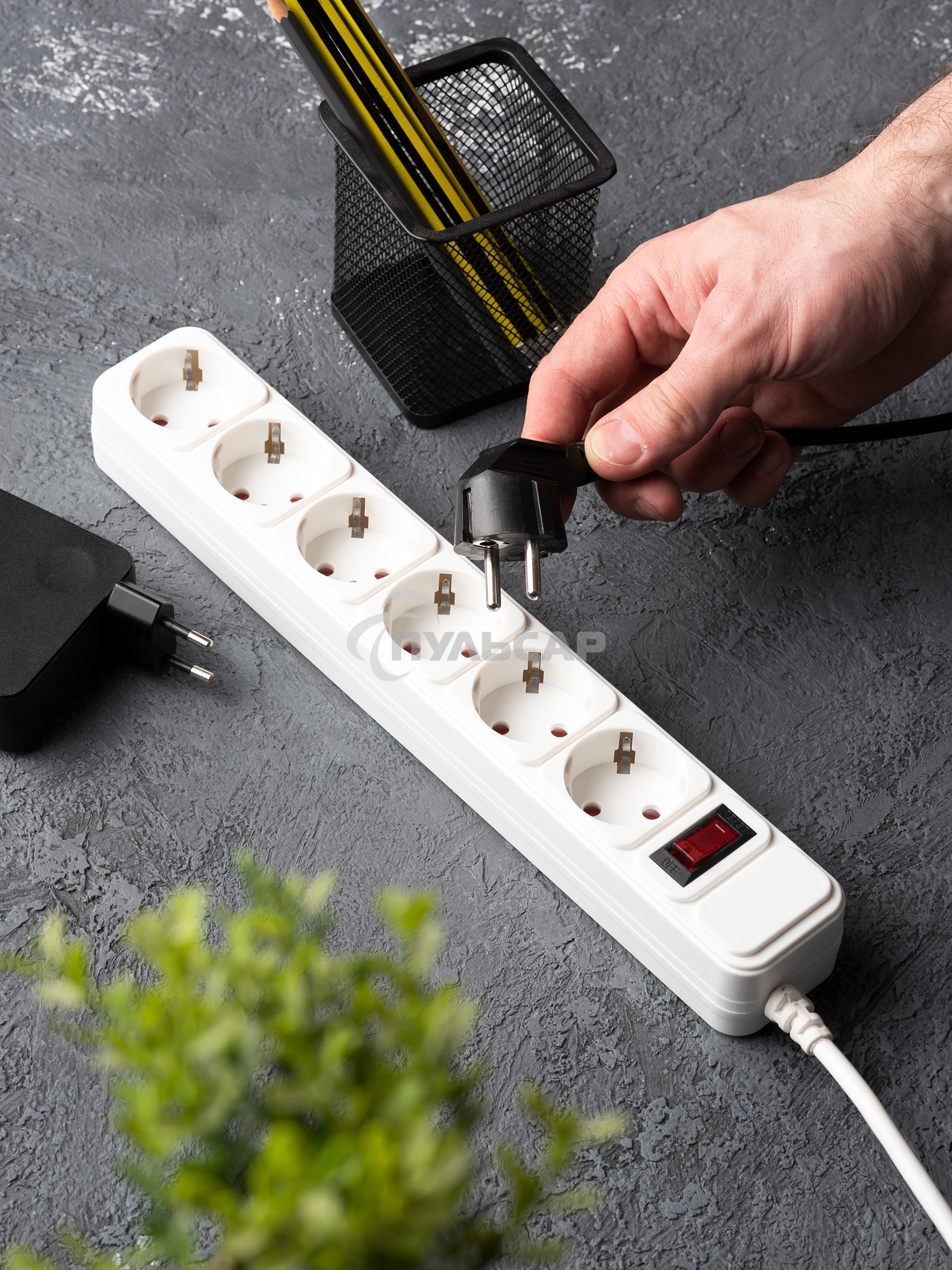 Сетевой фильтр EKF UFP10-375-6-03 6*3м 10А/2,2 кВт с выкл. c/з ПВС 3х0,75 Блокбастер EKF PROxima