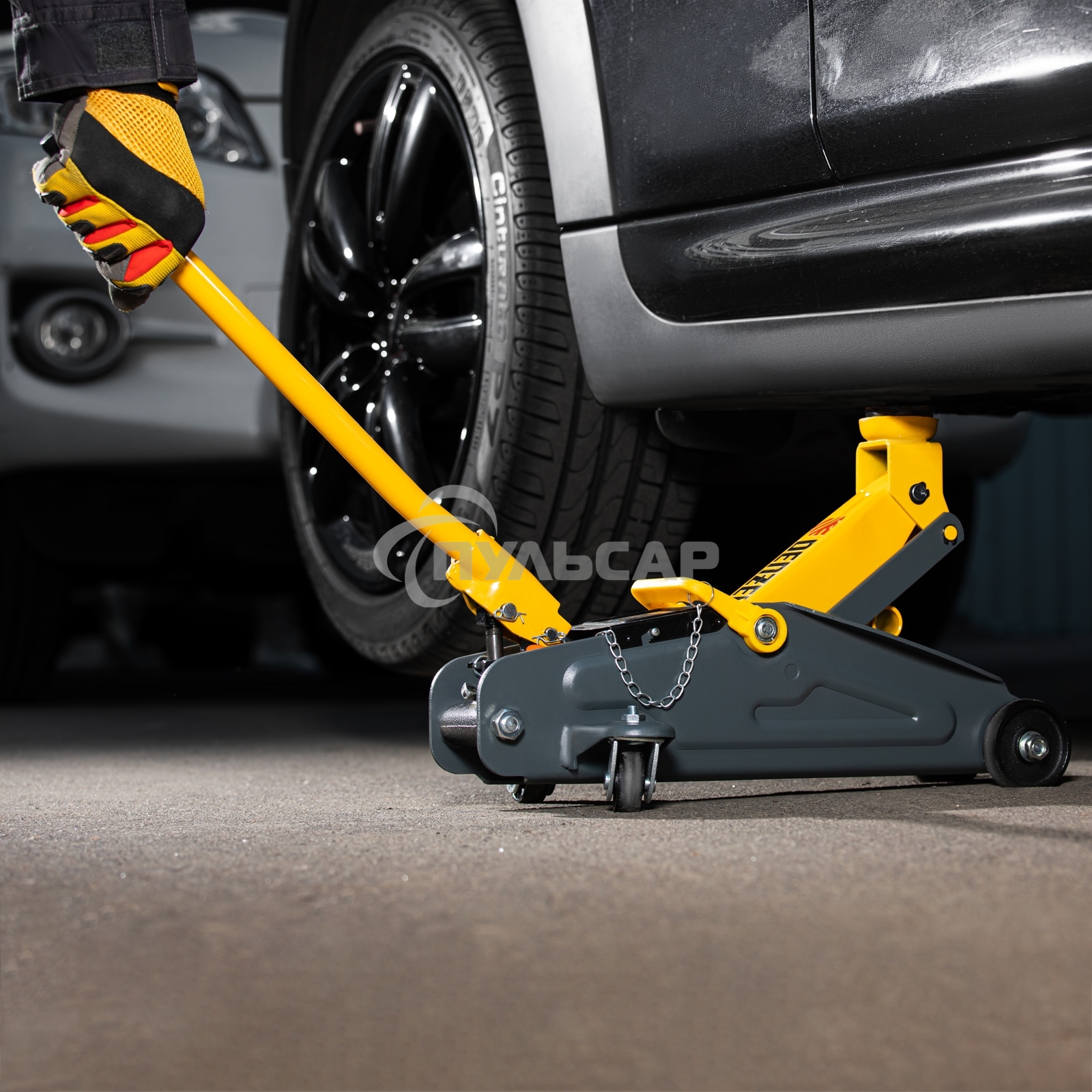 Домкрат гидравлический подкатной с фиксатором Denzel 2 т, 130-330 мм, в кейсе 51154