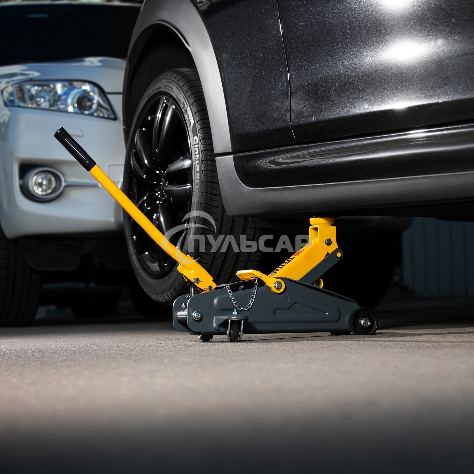 Домкрат гидравлический подкатной с фиксатором Denzel 2 т, 130-330 мм, в кейсе 51154