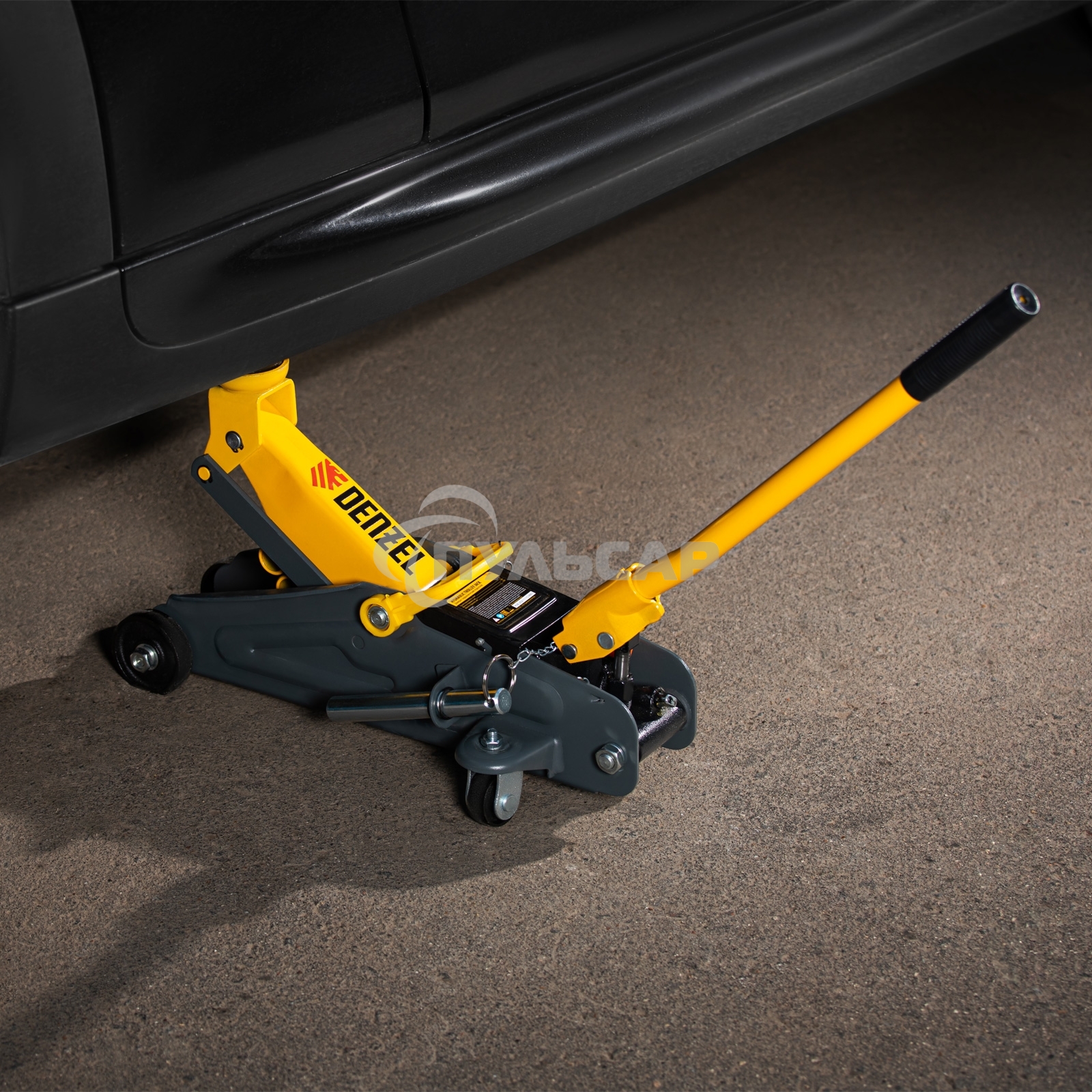 Домкрат гидравлический подкатной с фиксатором Denzel 2 т, 130-330 мм, в кейсе 51154