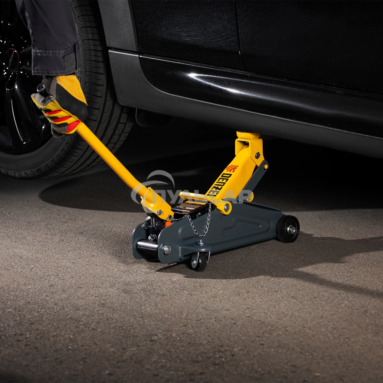 Домкрат гидравлический подкатной с фиксатором Denzel 2 т, 130-330 мм, в кейсе 51154