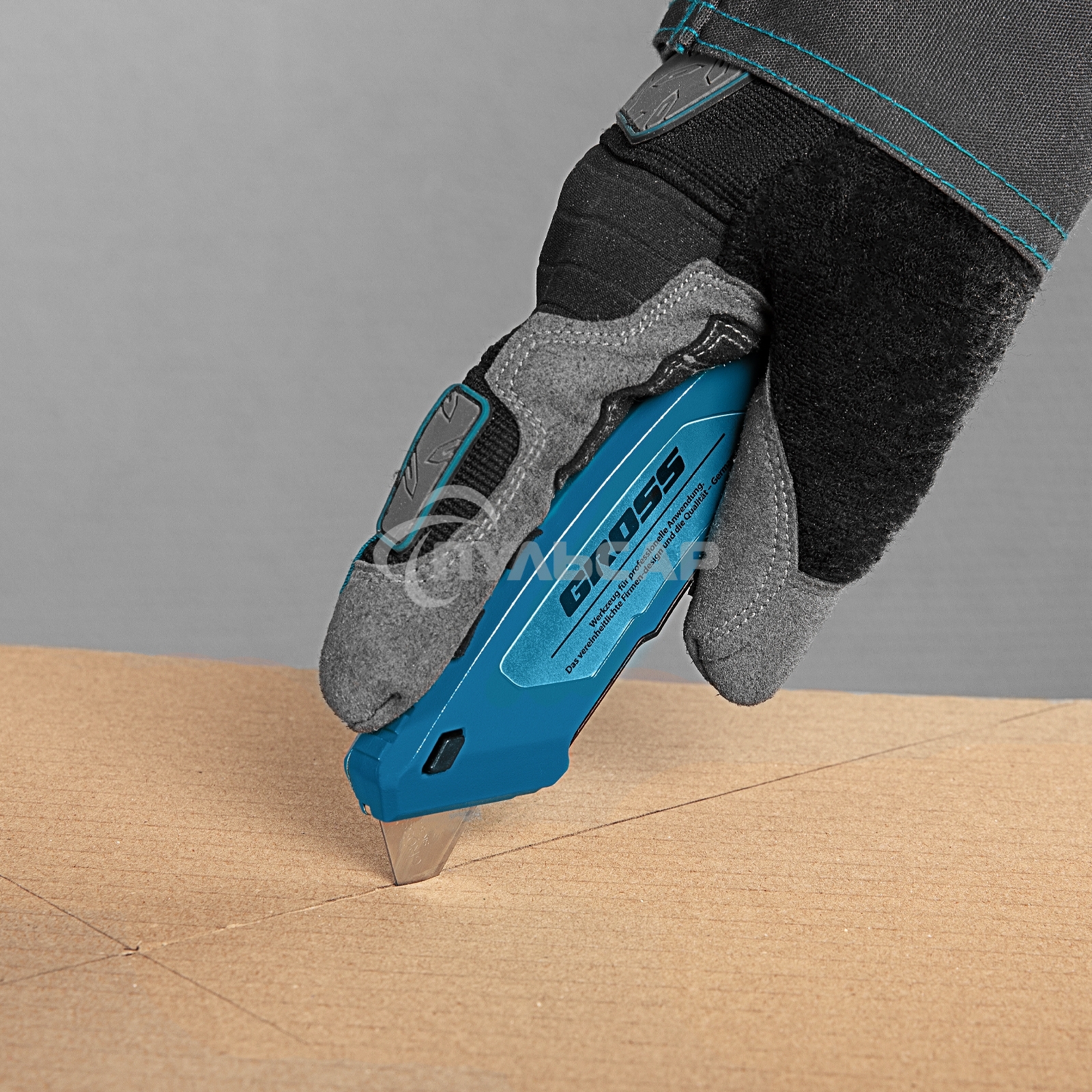 Нож 130 мм, алюм. корпус, выдв. трапец. лезвие 18 мм (SK-5), клипса для ремня, 4 лезвия Gross