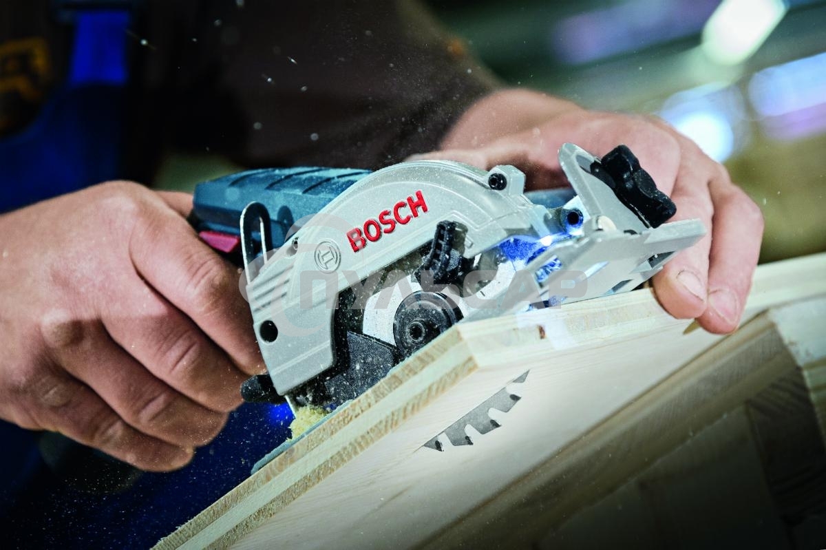 Пилы электрические сабельные, ленточные, Лобзики Bosch GKS 10,8 V-LI 06016A1001 Пила циркулярная аккумуляторная диаметр диска 85мм, скорось вращения 1400 об/мин,напряжение аккум 10.8 В,емкость аккум 2А*ч,вес 1.2кг
