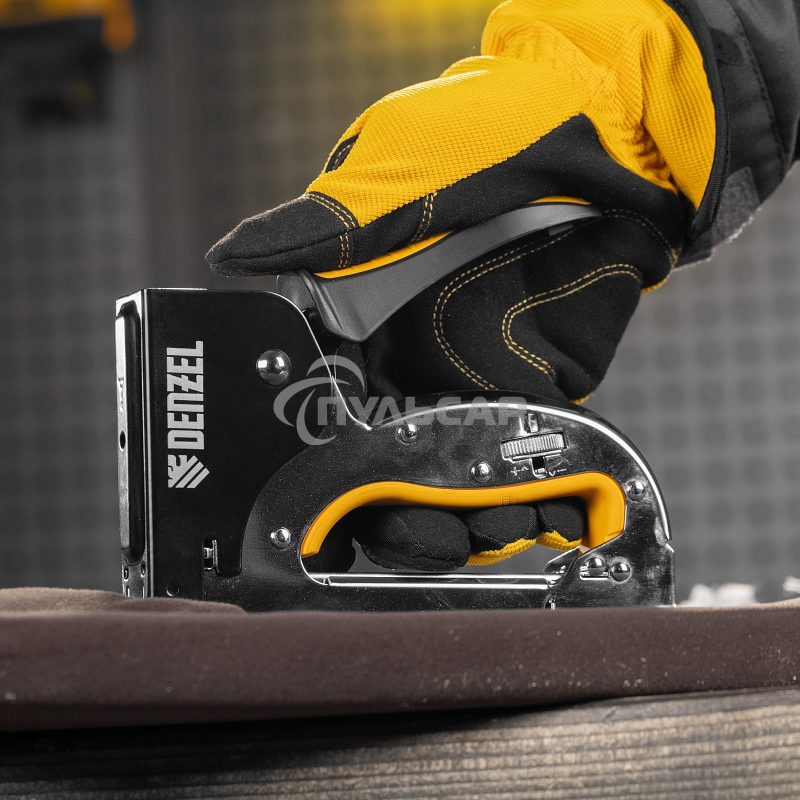 Степлер металл., скобы в комплекте, плавная регулировка удара, 2К рукоятка, тип 53, 4-14 мм Denzel